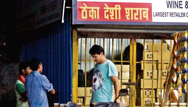 Drinking in the open is no longer a sporadic activity set off by a desire of overworked men to unwind. It’s a more organised jamboree facilitated by makeshift eateries that mushroom every night to serve quick snacks.(HT Photo)