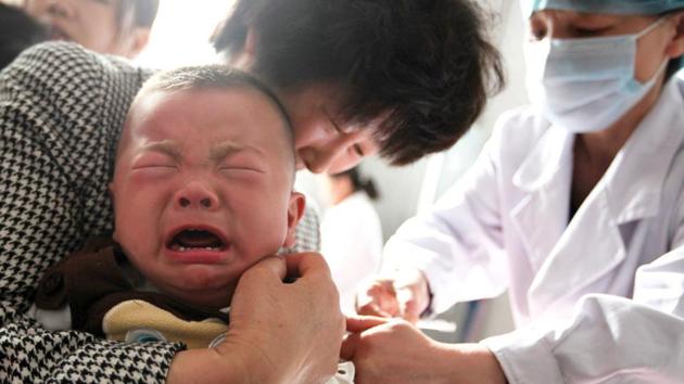A child receives a vaccination shot at a hospital in Huaibei in China's eastern Anhui province . China's drug regulator said it has launched a nationwide inspection of vaccine production as authorities step up the response to a fraud case that has re-ignited public fears over the safety of the country's medicines.(AFP Photo)