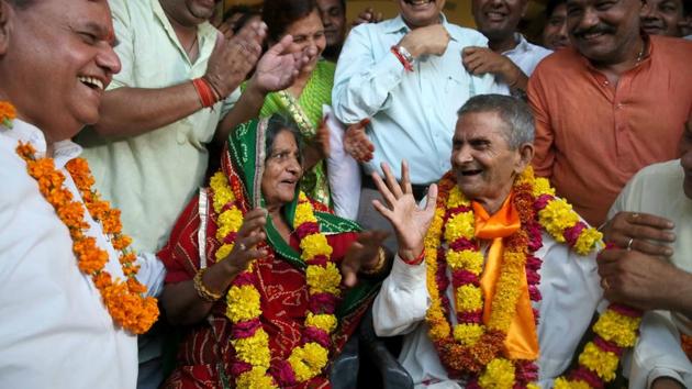 Gajanand Sharma who returned to India after spending thirty six years in Pakistani prison is welcomed with garlands by his wife Makhni Devi at the residence of MP Ramcharan Bohra in Jaipur, Rajasthan. (Himanshu Vyas / HT Photo) 