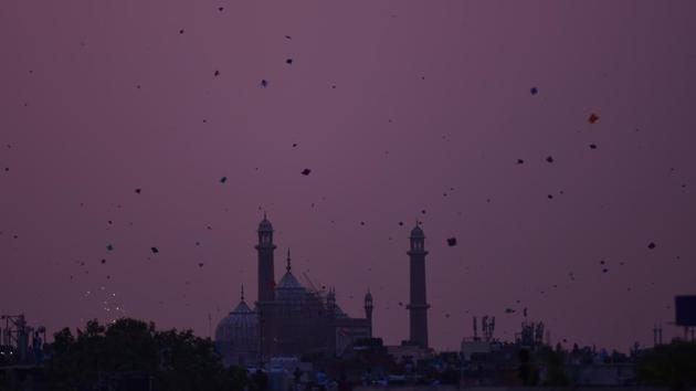 Kites adorn the evening sky of the capital as people celebrate Independence day at Jama Masjid in New Delhi, India. (Sanchit Khanna / HT Photo) 