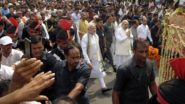 Prime Minister Narendra Modi (C) and Bhartiya Janata Party (BJP) President Amit Shah (R) pay tribute during the funeral of former Indian prime minister Atal Bihari Vajpayee in New Delhi on August 17, 2018.(AFP)