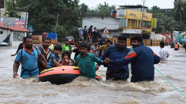 Volunteers and rescue personal evacuate local residents in a boat in a residential area at Aluva in Ernakulam district, Kerala, on August 17, 2018.(AFP) Volunteers and rescue personal evacuate local residents in a boat in a residential area at Aluva in Ernakulam district, Kerala, on August 17, 2018.(AFP)