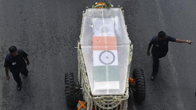 A vehicle carrying the coffin with the body of former Prime Minister Atal Bihari Vajpayee from his residence at 6A-Krishna Menon Marg, to the BJP headquarters on Deen Dayal Upadhyay Marg in New Delhi, India. (Sanchit Khanna / HT Photo) 