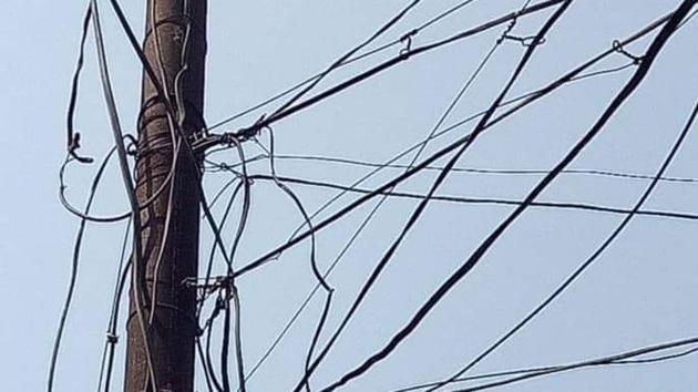 Sushil Mengade, president, city improvement committee, instructed the municipal administration to prepare a policy for these overhead cables. (HT FILE PHOTO) Sushil Mengade, president, city improvement committee, instructed the municipal administration to prepare a policy for these overhead cables. (HT FILE PHOTO)