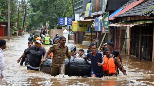 Rescuers evacuate people from a flooded area to a safer place in Aluva in the southern state of Kerala on August 18.(REUTERS)