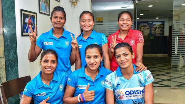 Indian women hockey team captain Rani Rampal with teammates Savita Punia, Deep Grace, Vandana Katariya and Sunita Lakra pose for a group photo.(PTI)