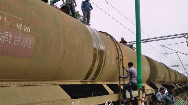Of the 29 wagons, 15 wagons of South West Railway were filled in Pune, while 14 others were filled in Ratlam in Madhya Pradesh. (HT PHOTO) Of the 29 wagons, 15 wagons of South West Railway were filled in Pune, while 14 others were filled in Ratlam in Madhya Pradesh. (HT PHOTO)