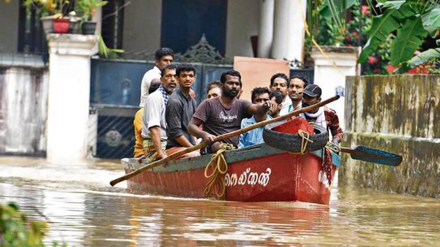 Volunteers and fisherman rescue residents from inundated Chengannur taluk in Kerala’s flood-hit Alappuzha district on Sunday. (Raj K Raj/HT Photo) Volunteers and fisherman rescue residents from inundated Chengannur taluk in Kerala’s flood-hit Alappuzha district on Sunday. (Raj K Raj/HT Photo)