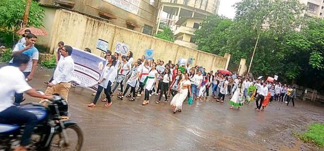 Students march on Independence Day to spread awareness about polluted water bodies in Bhiwandi. (HT PHOTO) Students march on Independence Day to spread awareness about polluted water bodies in Bhiwandi. (HT PHOTO)