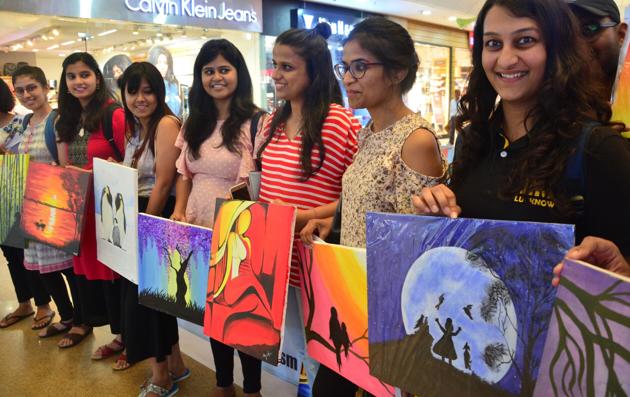 ‘Sell the painting’ exercise undertaken by students of Strategic Business Negotiation at Fun Republic Mall in Lucknow. (Deepak Gupta/HT Photo) ‘Sell the painting’ exercise undertaken by students of Strategic Business Negotiation at Fun Republic Mall in Lucknow. (Deepak Gupta/HT Photo)