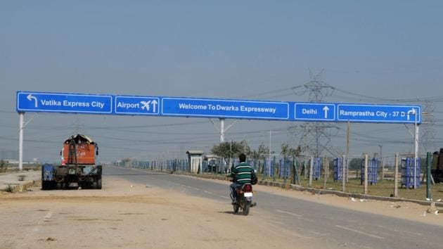 The total 18 km length of Northern Peripheral road (Dwarka expressway) in Gurgaon, 15 km road is complete with bituminous work and rest length three kilometer is remaining in New Palam Vihar and at kherki daula still, in Gurgaon, India.(HT File Photo)