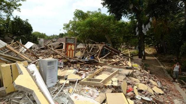 Pukul lagi: Gempa mengguncang Pulau Lombok di Indonesia, memicu longsor