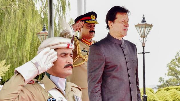 Newly appointed Pakistani prime minister Imran Khan inspects guard of honor on his arrival in the Prime Minister House during a ceremony in Islamabad. (AFP Photo) Newly appointed Pakistani prime minister Imran Khan inspects guard of honor on his arrival in the Prime Minister House during a ceremony in Islamabad. (AFP Photo)