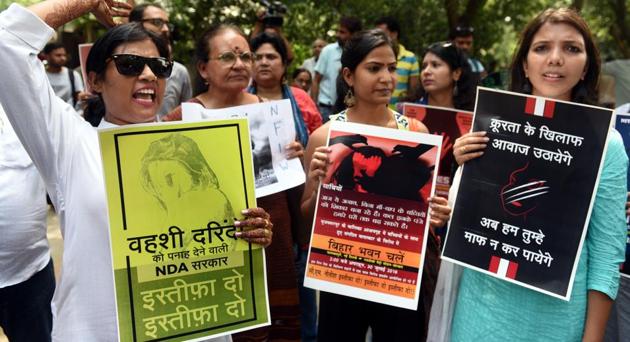 Activists raise slogans in protest against the alleged sexual abuse of inmates, including children, at government-funded shelter homes in Bihar, at Bihar Bhawan in New Delhi.(Sonu Mehta/HT File Photo)