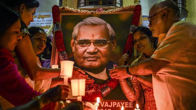 BJP members hold candles to pay tribute to former prime minister Atal Bihari Vajpayee, in Bengaluru on Friday.(PTI Photo)