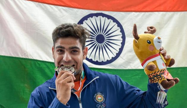 India's Lakshay Sheoran poses after winning the silver in men's trap shooting event on Monday.(PTI)