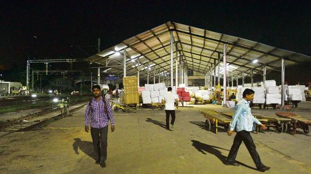 The report found that people can evade frisking at New Delhi Railway station.(Anushree Fadnavis/ HT Photo)