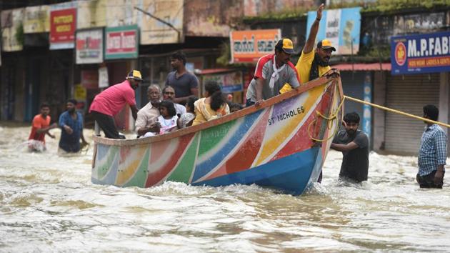 Fishermen, volunteers and rescue personnel evacuate residents at Panadala, Pathanamthitta, Kerala, August 18(Raj K Raj/HT PHOTO)