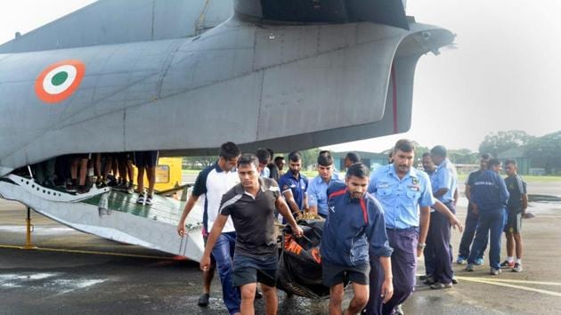 Rescue teams and local panchayats in the process of evacuating people from landslip-prone areas to relief camps at Kottayam district in Kerala on Monday.(PTI Photo)