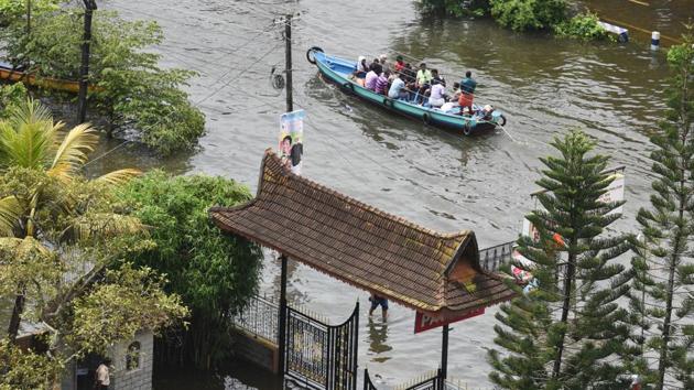 Volunteers rescue people from a submerged residential area in Alappuzha district of Kerala. (Raj K Raj/HT Photo) Volunteers rescue people from a submerged residential area in Alappuzha district of Kerala. (Raj K Raj/HT Photo)