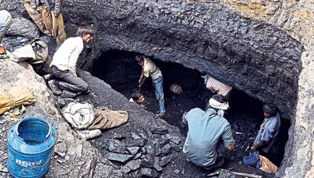 A group of villagers dig out coal from the hillside of Mahan forest in Singrauli district of Madhya Pradesh.(Mujeeb Faruqui/HT File Photo) A group of villagers dig out coal from the hillside of Mahan forest in Singrauli district of Madhya Pradesh.(Mujeeb Faruqui/HT File Photo)