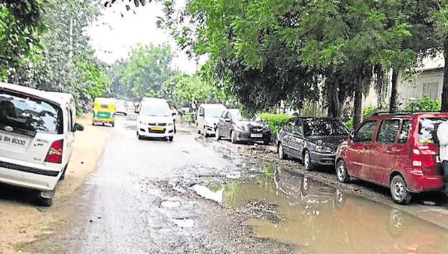 Several roads of Grugram’s Sector 44, where many offices of many national and international companies are located, are broken. (HT Photo) Several roads of Grugram’s Sector 44, where many offices of many national and international companies are located, are broken. (HT Photo)