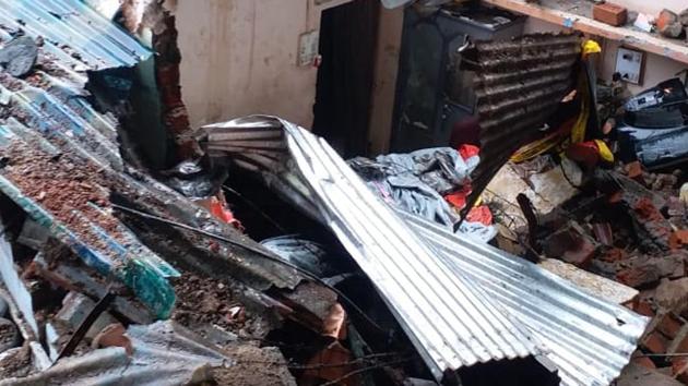 The three of the family - a woman and her two daughters - died when a wall of a government bungalow collapsed on their adjacent house in a slum of Kamal Nagar area about 4 am on Tuesday.(Mujeeb Faruqui/HT Photo)