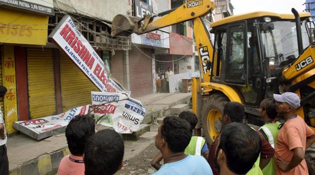 A roadside hoarding being pulled down during antiencroachment drive at Pirmuhani in Patna on Monday, Aug 20, 2018. (HT Photo) A roadside hoarding being pulled down during antiencroachment drive at Pirmuhani in Patna on Monday, Aug 20, 2018. (HT Photo)