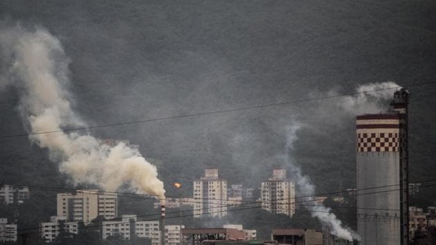 moke is emitted from a chimney in Mumbai.(HT PHOTO)