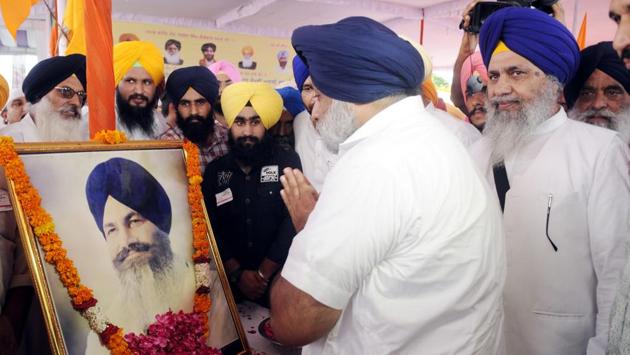 SAD president Sukhbir Singh Badal pays tributes to Sant Harchand Singh Longowal in Sangrur on Monday. (Bharat Bhushan/ht) SAD president Sukhbir Singh Badal pays tributes to Sant Harchand Singh Longowal in Sangrur on Monday. (Bharat Bhushan/ht)