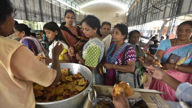 People at a relief camp in Alappuzha district in flood-hit Kerala. Nearly 10 lakh people, one lakh of them children, are staying in relief camp all over the state. (Raj K Raj/HT photo) People at a relief camp in Alappuzha district in flood-hit Kerala. Nearly 10 lakh people, one lakh of them children, are staying in relief camp all over the state. (Raj K Raj/HT photo)