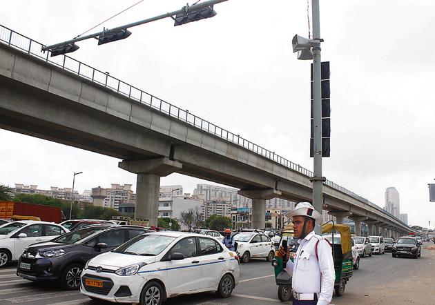 From Monday, the police began trials on traffic intersections at Huda City Centre metro station and Sector 42-27.(Yogendra Kumar/HT Photo) From Monday, the police began trials on traffic intersections at Huda City Centre metro station and Sector 42-27.(Yogendra Kumar/HT Photo)