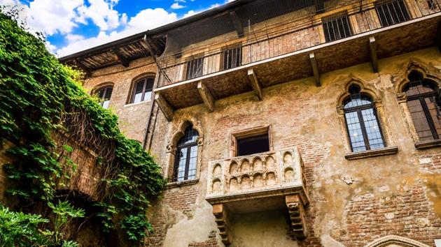 Juliet’s Balcony, Italy: Romeo and Juliet’s story is considered to be the epitome of love. So, what better place to propose than on Juliet’s balcony. Known as Casa di Giulietta, the house is a major attraction in Verona. (Shutterstock) Juliet’s Balcony, Italy: Romeo and Juliet’s story is considered to be the epitome of love. So, what better place to propose than on Juliet’s balcony. Known as Casa di Giulietta, the house is a major attraction in Verona. (Shutterstock)