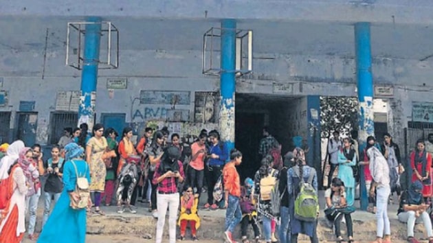 Gurugram’s bus stand turns into a college campus around 3 pm when hundreds of students from two nearby colleges troop in there.(HT Photo)