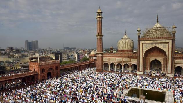 Devotees offer namaz of Eid al-Adha at Jama Masjid mosque, in New Delhi. In the time of festivities when Eid al-Adha brings forth the significance of sacrifice, residents of Delhi-NCR have decided to sacrifice elaborate merrymaking for the sake of humanity, to stand united with the people in the flood-hit state of Kerala. (Vipin Kumar / HT Photo) Devotees offer namaz of Eid al-Adha at Jama Masjid mosque, in New Delhi. In the time of festivities when Eid al-Adha brings forth the significance of sacrifice, residents of Delhi-NCR have decided to sacrifice elaborate merrymaking for the sake of humanity, to stand united with the people in the flood-hit state of Kerala. (Vipin Kumar / HT Photo)