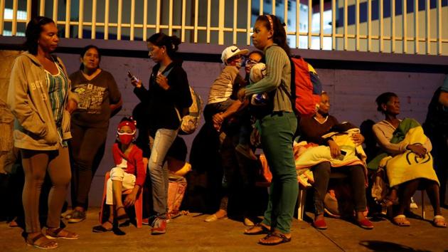 Evacuated people wait on a street in the surrounding area of a skyscraper known as the "Tower of David" after an earthquake in Caracas, Venezuela August 21, 2018.(REUTERS)