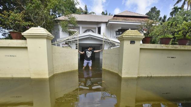 A man closes the gate of his house submerged in flood waters in the outskirts of Alappuzha district, in Kerala. Digital payment provider Paytm collected Rs 30 crore from its 12 lakh users in a week for relief work to flood-hit victims. The armed forces started scaling down rescue operations on Tuesday. (Raj K Raj / HT Photo) A man closes the gate of his house submerged in flood waters in the outskirts of Alappuzha district, in Kerala. Digital payment provider Paytm collected Rs 30 crore from its 12 lakh users in a week for relief work to flood-hit victims. The armed forces started scaling down rescue operations on Tuesday. (Raj K Raj / HT Photo)