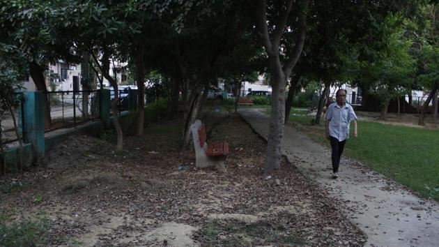 In June, the RWA had written to the MCG’s horticulture department to hand over the parks to it for maintenance. (Yogendra Kumar/HT Photo) In June, the RWA had written to the MCG’s horticulture department to hand over the parks to it for maintenance. (Yogendra Kumar/HT Photo)
