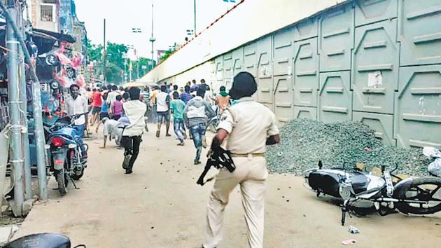 Policemen chasing away a rampaging crowd at Bihiya in Bhojpur after the incident.(Sant Ghosh / HT Photo)