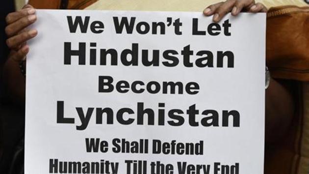 A protestor holds placard against incidents of mob lynchings in the country in New Delhi, June 22, 2018. The Jharkhand cabinet on August 21 gave nod to compensation scheme for victims of mob violence and lynchings.(Burhaan Kinu/HT File Photo)