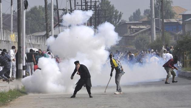 Protesters clash with police and paramilitary soldiers after Eid al-Adha prayers at Eidgah, on August 22, 2018 in Srinagar. (Waseem Andrabi/HT Photo) Protesters clash with police and paramilitary soldiers after Eid al-Adha prayers at Eidgah, on August 22, 2018 in Srinagar. (Waseem Andrabi/HT Photo)