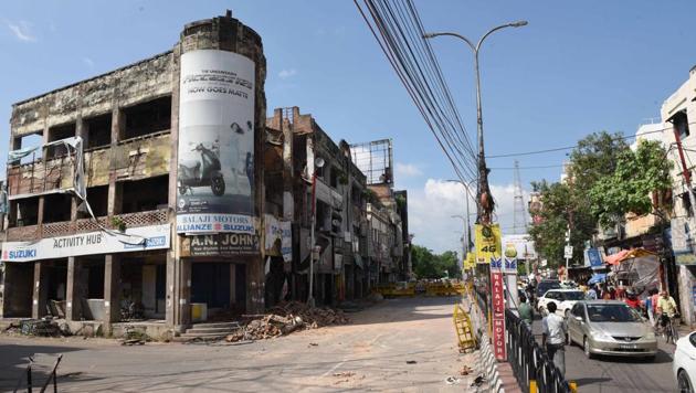 A portion of the 80-year-old three-storey Narang building on Lucknow’s Ashok Marg collapsed late on Monday evening (Subhankar Chakraborty/HT PHOTO) A portion of the 80-year-old three-storey Narang building on Lucknow’s Ashok Marg collapsed late on Monday evening (Subhankar Chakraborty/HT PHOTO)