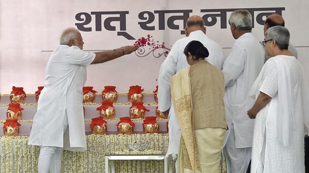 Prime Minister Narendra Modi pays pay floral tribute to ashes of Late Prime Minister Atal Bihari Vajpayee while External Affair Minister Sushma Swaraj, Home Minister Rajnath Singh, BJP President Amit Shah and Vajpayee’s daughter Namita Bhattacharya looks on during distribution of Vajpayee’s ashes to party presidents from across the country at BJP office, Ashoka road, in New Delhi. (Ajay Aggarwal / HT Photo) Prime Minister Narendra Modi pays pay floral tribute to ashes of Late Prime Minister Atal Bihari Vajpayee while External Affair Minister Sushma Swaraj, Home Minister Rajnath Singh, BJP President Amit Shah and Vajpayee’s daughter Namita Bhattacharya looks on during distribution of Vajpayee’s ashes to party presidents from across the country at BJP office, Ashoka road, in New Delhi. (Ajay Aggarwal / HT Photo)