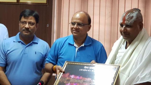Prof Manoj Dixit (centre) with Mahant Ramdas (right) of Naka Hanuman Garhi temple in Faizabad. Prof Manoj Dixit (centre) with Mahant Ramdas (right) of Naka Hanuman Garhi temple in Faizabad.