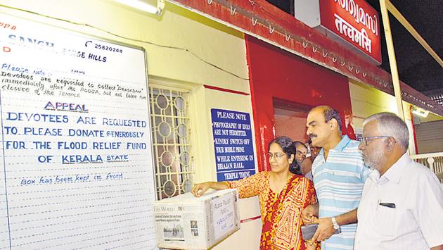 People visiting Ayyappa temple in Khadki contribute towards Kerala flood relief fund on Friday. (HT PHOTO) 