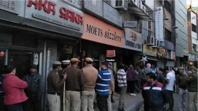 Delhi police sealing shops in Defence Colony.(HT File Photo)