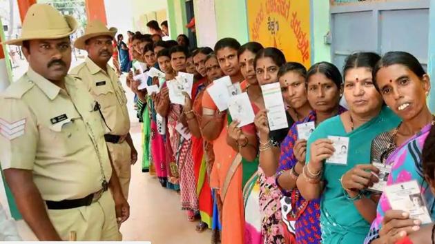 The election commission had earlier said it would need 24 lakh EVMs in case of simultaneous polls in 2019.(HT File Photo)