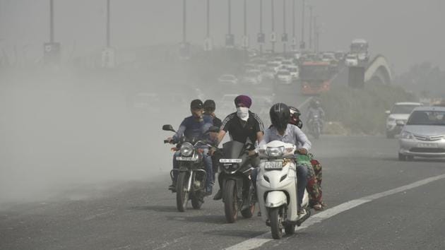 Dust from construction waste on NH-24 in New Delhi. (Ravi Choudhary/HT Photo) Dust from construction waste on NH-24 in New Delhi. (Ravi Choudhary/HT Photo)
