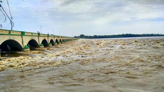 Water flowing out from sluice gates of Kollidam river in Upper Anaicut (Mukkombu) on August 20th when it was in good condition.(HT Photo) Water flowing out from sluice gates of Kollidam river in Upper Anaicut (Mukkombu) on August 20th when it was in good condition.(HT Photo)