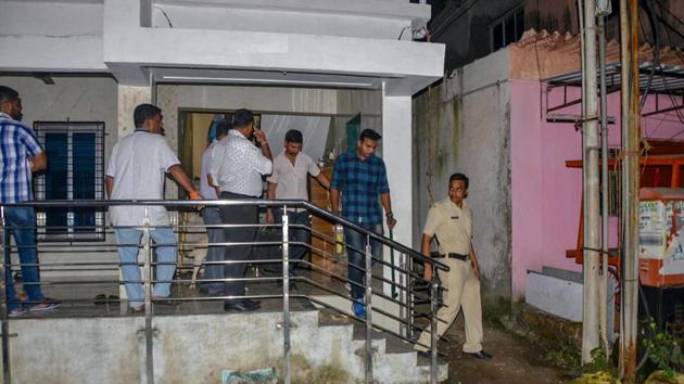 Members of the Maharashtra Anti-Terrorism Squad (ATS) raid the house of alleged Sanatan Sanstha member Vaibhav Raut at Nalasopara in Palghar on August 10.(PTI)